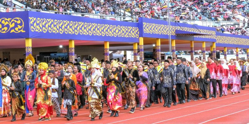 Baju Adat Indonesia Meriahkan Parade Hari Kebangsaan ke-40 Brunei Darussalam
