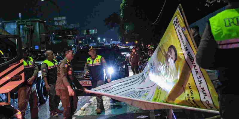Ratusan Ribu APK Caleg-Capres Dibersihkan dari Jalanan Jakarta