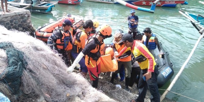 Polres Garut Berjibaku Evakuasi Jenazah Remaja Terseret Ombak Karang Papak