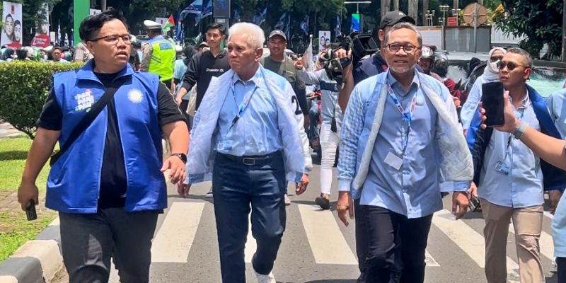 Jalanan Macet, Zulhas Bareng Hatta Jalan Kaki ke GBK