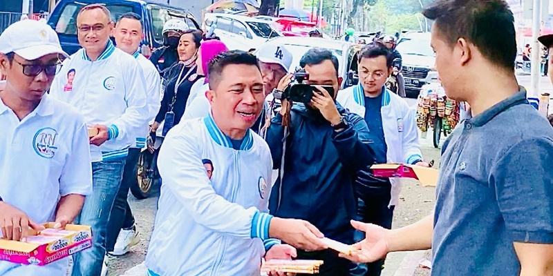 Menangkan Prabowo-Gibran, Relawan Bagikan Ribuan Coklat ke Masyarakat