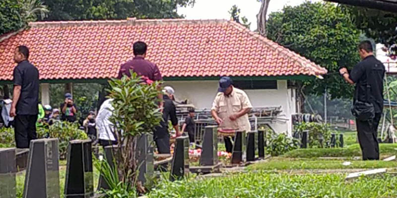 Setelah ke TPU Tanah Kusir, Prabowo Ziarah ke Makam Ayah di TPU Karet Bivak