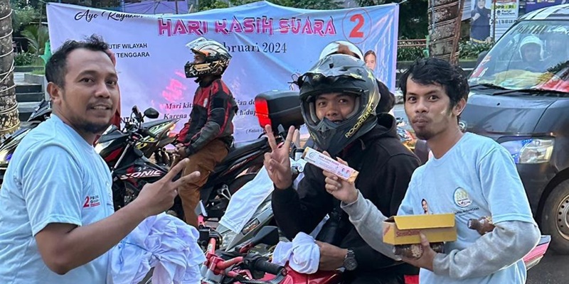 Sasar Kemenangan Paslon 02 Secara Damai, Relawan Bagikan Coklat ke Masyarakat