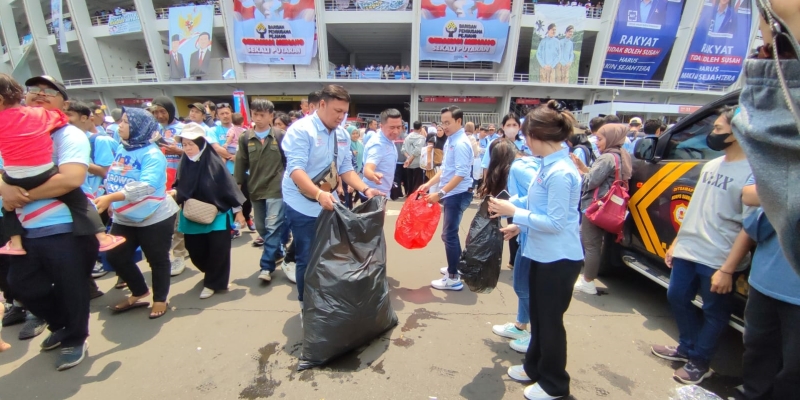 Relawan Rampai Nusantara Gelar Aksi Pungut Sampah di Area Kampanye Akbar Prabowo-Gibran di GBK