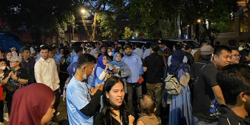 Ratusan warga memenuhi area depan rumah Prabowo Subianto di Jakarta Selatan/RMOL