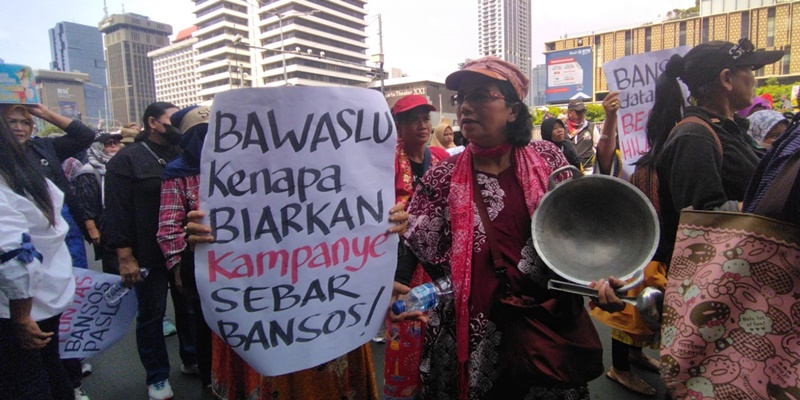 Aksi Emak-emak di Bawaslu Tuntut Dugaan Politisasi Bansos