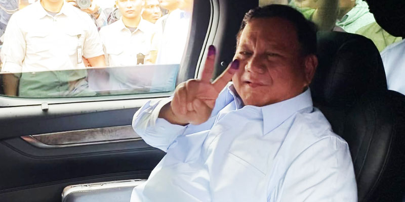 Kerja Keras di Bawah Guyuran Hujan, Prabowo Apresiasi Kinerja KPPS