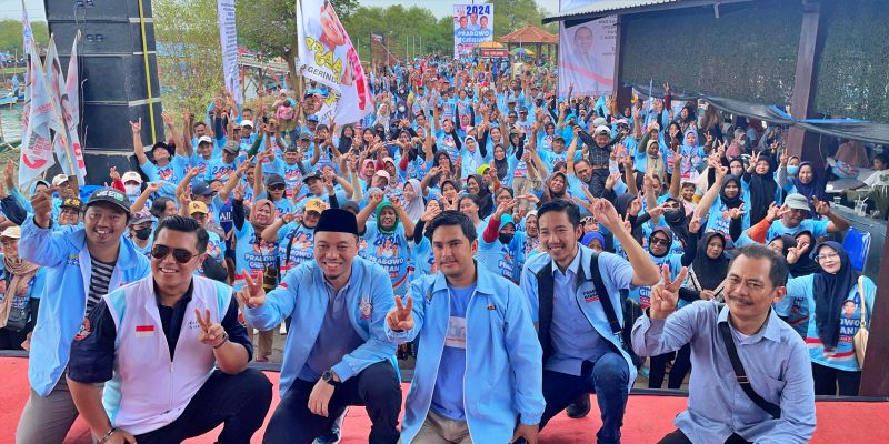 Nelayan dan Sahabat Bang Ara Sidoarjo Pawai Dukung Kemenangan Prabowo-Gibran
