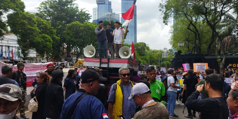 Aksi di Kantor KPU RI, Massa Gerakan Maritim Nasional Tuntut Jokowi Mundur