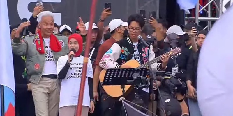Lagu “Terlalu Manis” Slank Bersama Keluarga Ganjar Tutup Kampanye Akbar di Semarang
