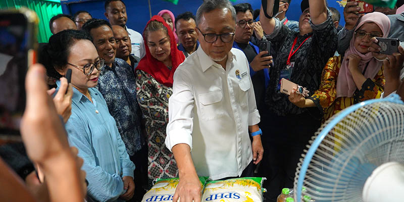 Di Pasar Bulu Semarang, Mendag Zulkifli Hasan Ajak Warga Beli Beras SPHP yang Tak Kalah dari Beras Premium
