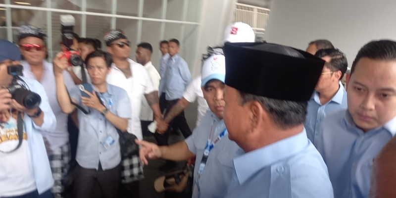 Prabowo Tiba di SUGBK Berkopiah Hitam