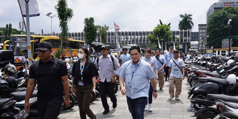 Erick Thohir Jalan Kaki Menembus Pendukung Prabowo-Gibran di SUGBK