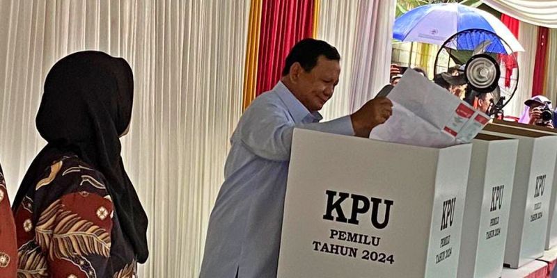 Di Tengah Rintik Hujan, Prabowo Gunakan Hak Pilih di TPS 033