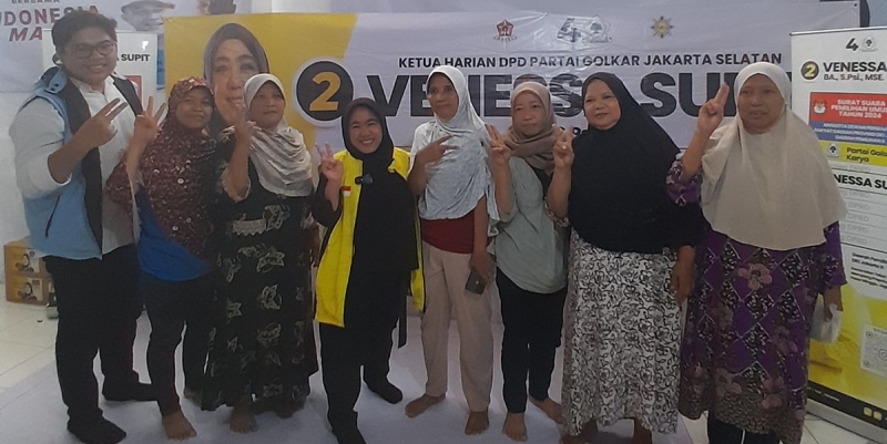 Incar Pemilih Muda, Relawan 02 Bagikan MSG di Pasar Minggu