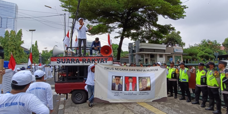 Demo Komisi Yudisial dan Bawas MA, Massa Protes Vonis Bebas Direktur PT SRM
