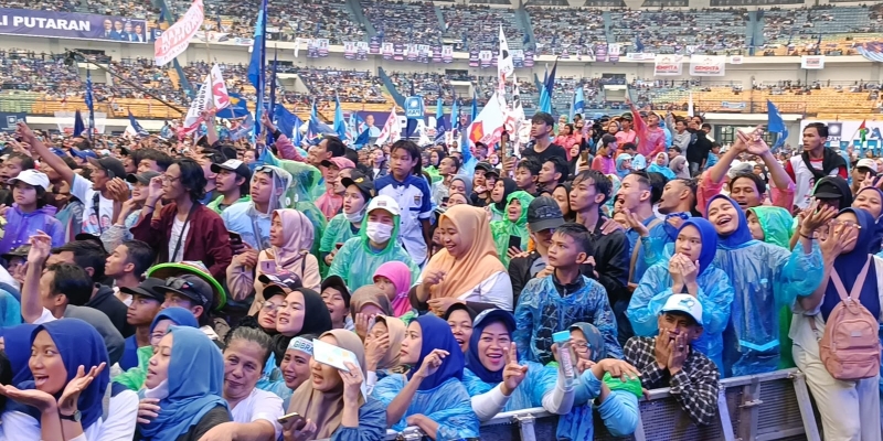 Kampanye Akbar Prabowo-Gibran Tetap Ramai di Tengah Guyuran Hujan