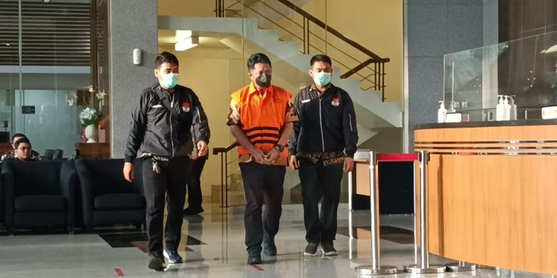 Kepala BPPD Pemkab Sidoarjo Ari Suryono Resmi Pakai Rompi Oranye Tahanan KPK