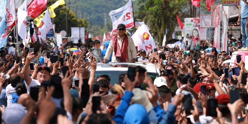 Momen Prabowo Disambut Ribuan Orang saat Pulang ke Tanah Leluhur