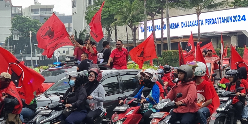 Bukan cuma GBK, Kader PDIP Juga Merahkan Bundaran HI