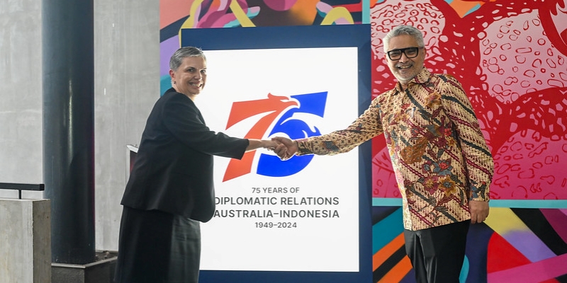 Duta Besar Australia untuk Indonesia Penny Williams dan Direktur Jenderal Asia Pasifik dan Afrika Kementerian Luar Negeri Indonesia Abdul Kadir Jailani meluncurkan logo peringatan 75 tahun hubungan diplomatik dua negara/Net