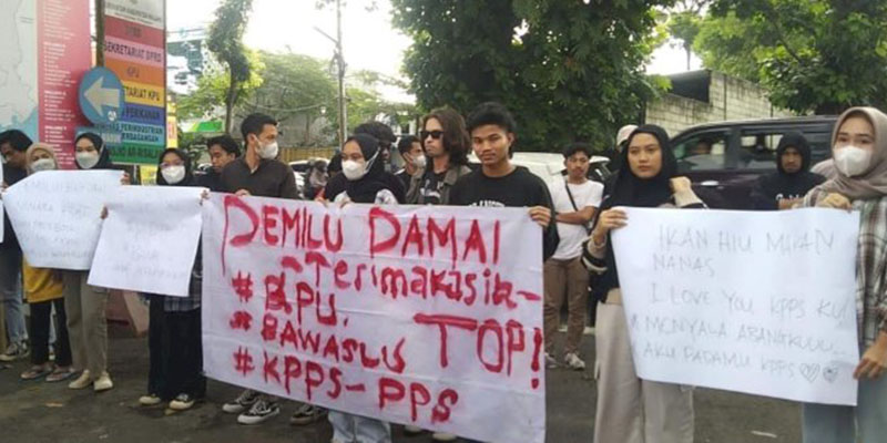 Gelar Aksi Damai di DPRD, Gabungan Mahasiswa Malang Raya Apresiasi Kerja KPU hingga PPS