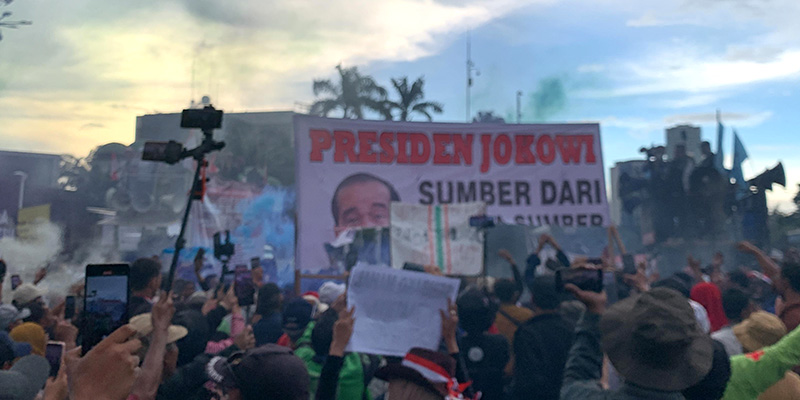Massa Aksi Robek dan Bakar Spanduk Gambar Jokowi di Depan Gedung DPR