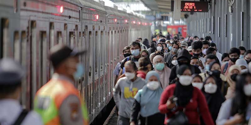 KAI Commuter Terapkan Aturan Ini Saat Berbuka Puasa di dalam KRL Selama Ramadan