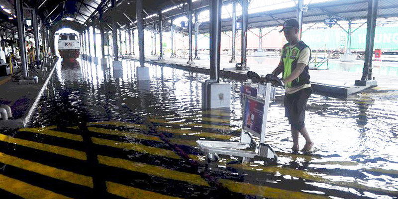 Stasiun Tawang Tergenang