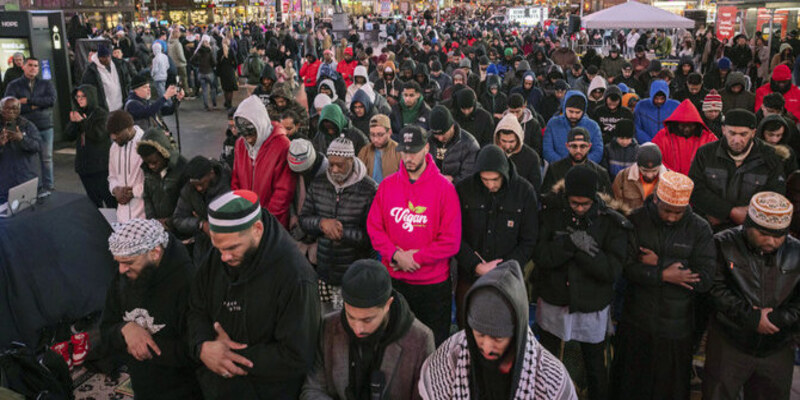 Ratusan Muslim Amerika Salat Tarawih di Times Square New York