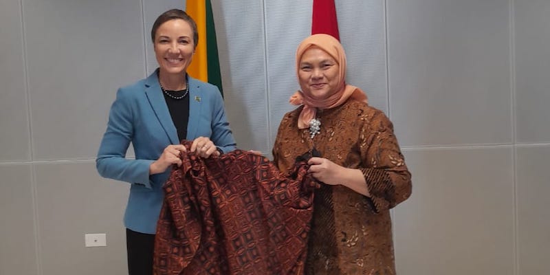 Dubes Nana Berikan Batik untuk Menlu Kamina, Perkuat Hubungan Indonesia-Jamaika