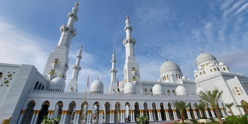 7 Imam Uni Emirat Arab akan Pimpin Tarawih di Masjid Sheikh Zayed