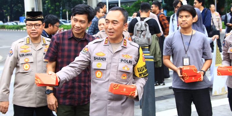 4 Jenderal Polri Bareng Polwan dan Wartawan Turun ke Jalan Bagikan Takjil