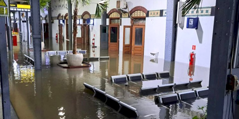 Banjir di Stasiun Tawang Belum Surut, Penumpang Dialihkan Ke Stasiun Poncol Semarang