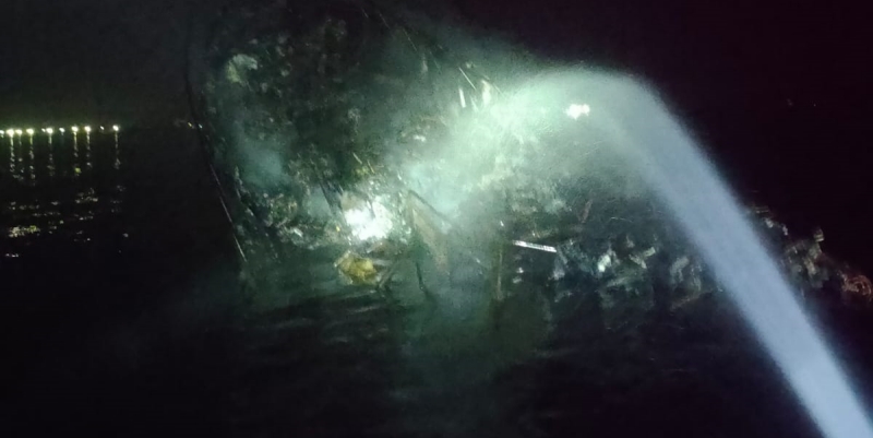 Kapal Pesiar Ludes Terbakar di Kepulauan Seribu