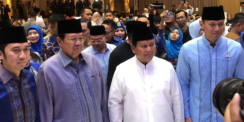Kenakan Baju Koko Putih, Prabowo Disambut SBY, AHY, dan Ibas Saat Bukber Partai Demokrat