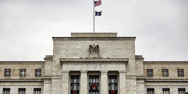 The Fed Kembali Tahan Suku Bunga di Level 5,25-5,5 Persen