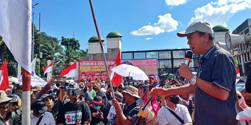 Ratusan Orang Demo di Gedung DPR Desak Hak Angket dan Pemakzulan Jokowi