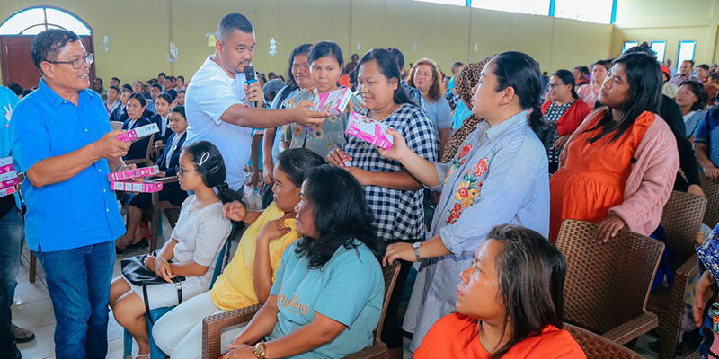 Sahabat Bang Ara dan Theo Cosner Syukuran di Toba, Bagi-bagi Susu Ibu Hamil dan Makan Gratis 500 Anak