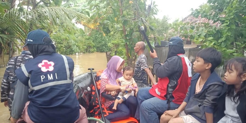 TNI AL Gercep Evakuasi Korban Banjir di Bangkalan