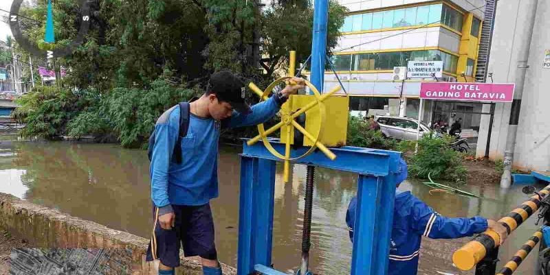 DKI Siagakan Ribuan Petugas dan Pompa Hadapi Banjir