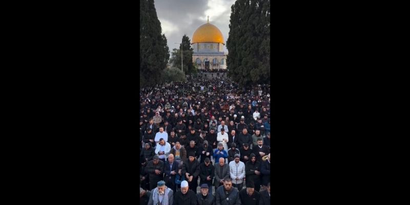 Rayakan Idulfitri, Ribuan Masyarakat Muslim Palestina Kumpul di depan Masjid Al Aqsa