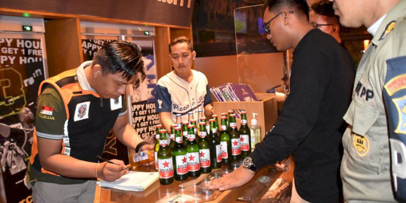Puluhan Botol Minol Diamankan Satpol PP Surabaya selama Ramadan