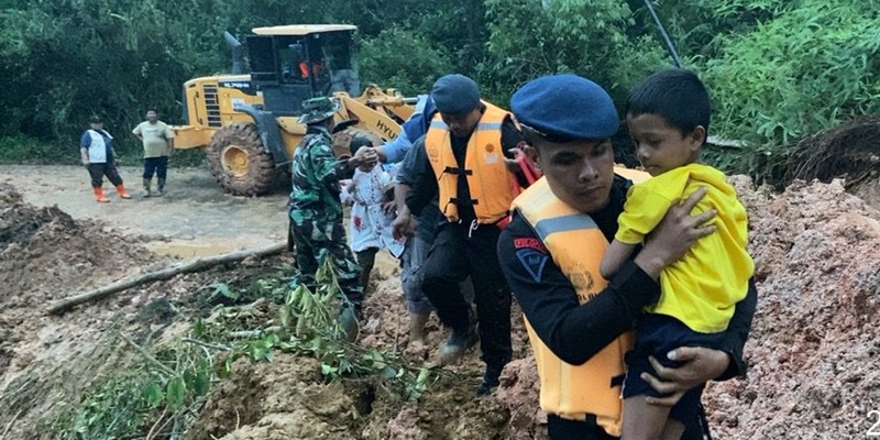 Gotong Royong Membuka Akses Jalan Putus Akibat Longsor