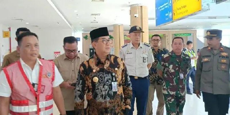Pj Gubernur Kaltim Tinjau Arus Mudik di Bandara APT Pranoto Samarinda
