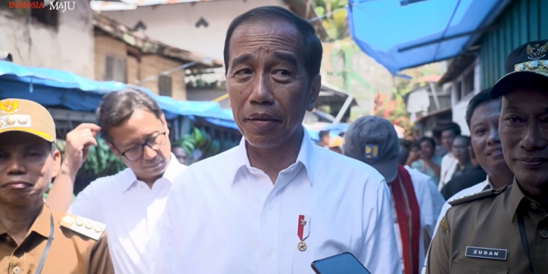 Blusukan ke Pasar Tumpah, Jokowi Klaim Harga Pangan Sulbar Lebih Stabil Dibanding Jawa
