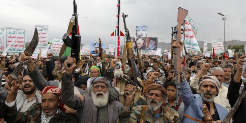 Houthi Serang Kapal Tanker Minyak Inggris dan Tembak Jatuh Drone AS