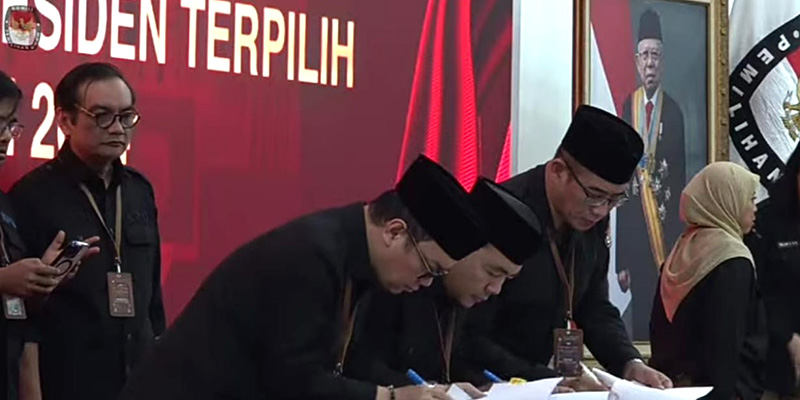 Ketua KPU Berkelakar saat Penandatanganan Berita Acara Penetapan Prabowo-Gibran