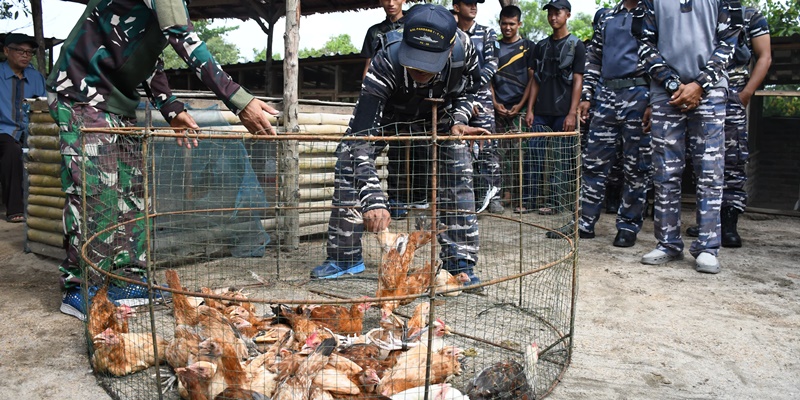 Lanal TBA Bagikan Ayam Kampung Hasil Ternak di Momen Lebaran