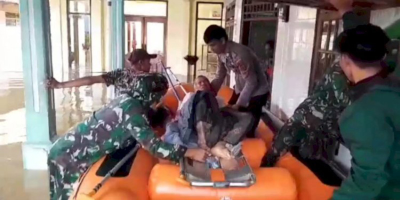 Kekompakan TNI-Polri Evakuasi Warga Sakit yang Terjebak Banjir di Tasikmalaya